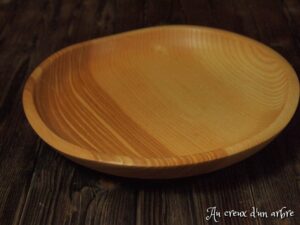 Assiette mi-creuse en frêne olivier 710
