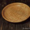 Assiette mi-creuse en frêne ondé