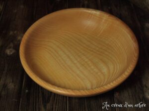 Assiette creuse en frêne ondé 684