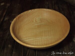 Assiette creuse en frêne ondé 672