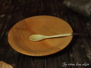 Assiette mi-creuse en frêne-olivier 683