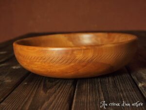 Assiette creuse en poirier, texturée 676