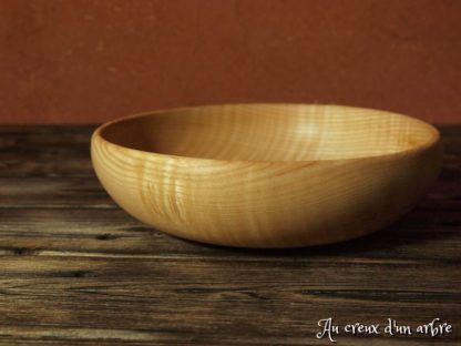 Assiette creuse en frêne ondé