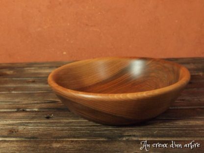 Assiette creuse en noyer ondé – Image 4