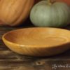 Assiette mi-creuse en frêne ondé