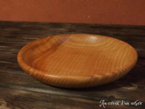 Assiette mi-creuse en frêne ondé 631