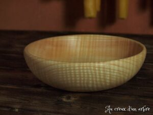 Assiette creuse en frêne ondé 604