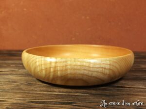 Assiette creuse en frêne ondé 561