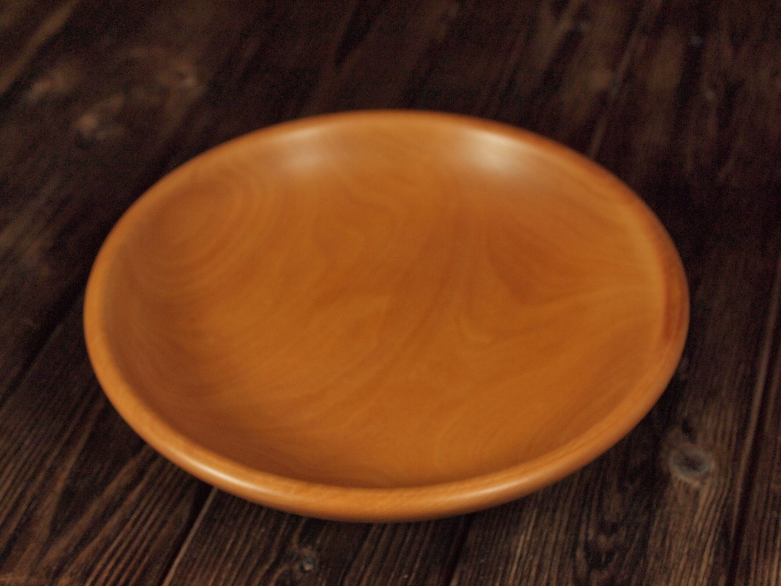 Assiette mi-creuse en poirier