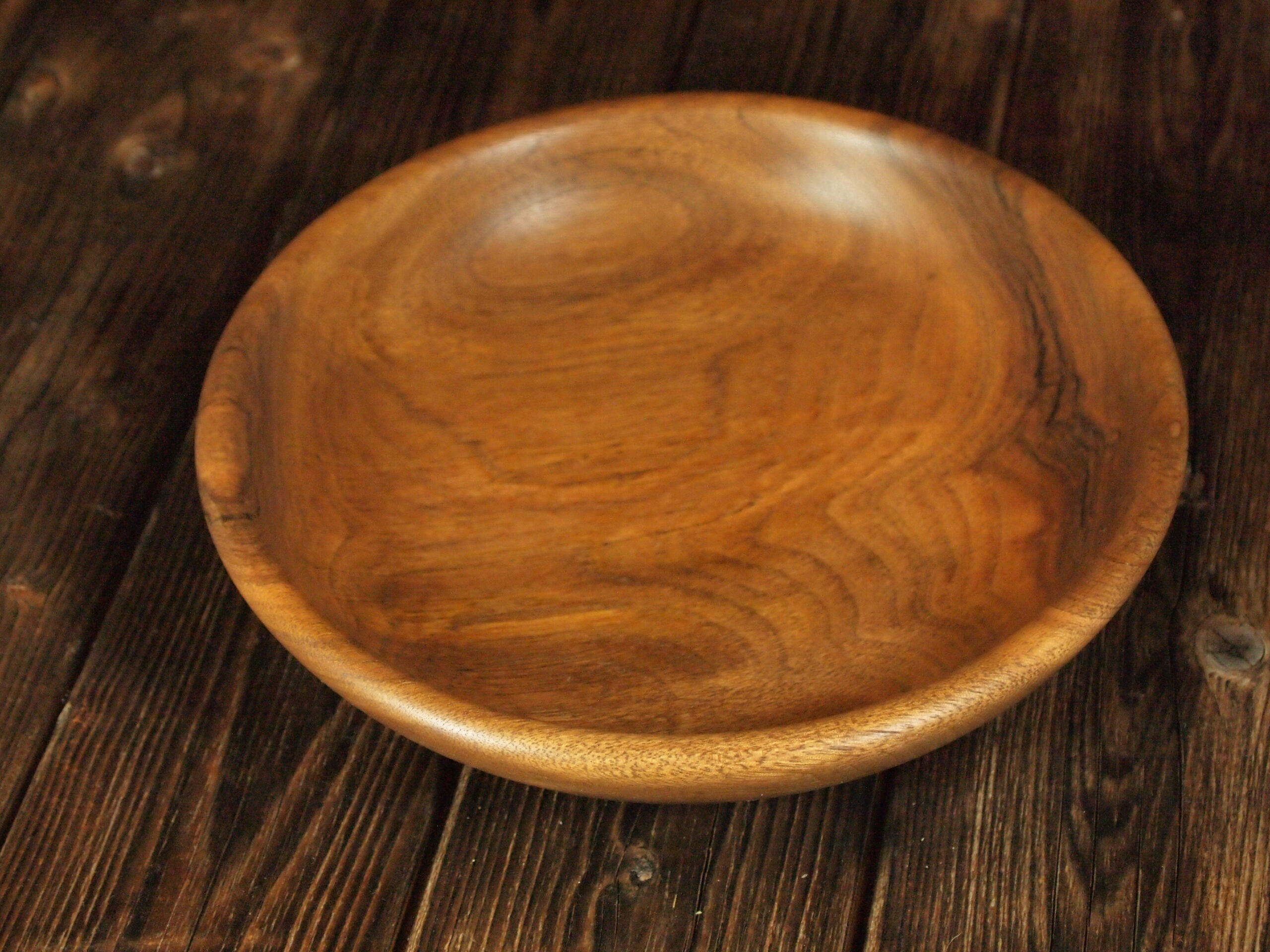 Assiette mi-creuse en noyer