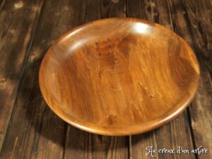 Assiette mi-creuse en noyer 526