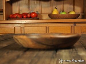 Assiette mi-creuse en noyer