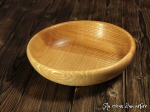 Assiette creuse en frêne olivier ondé 541
