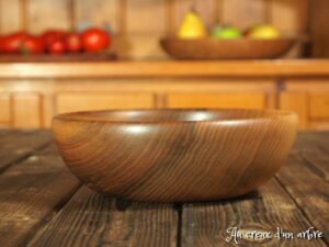 Assiette creuse en noyer 542