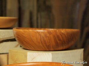 Assiette creuse en frêne olivier ondé 497