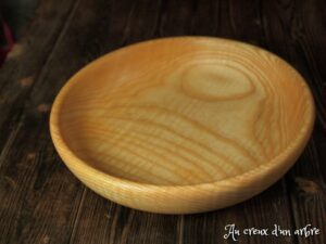 Assiette creuse en frêne ondé