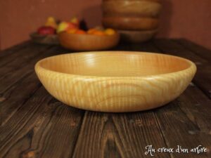 Assiette creuse en frêne ondé