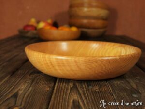 Assiette creuse en frêne ondé