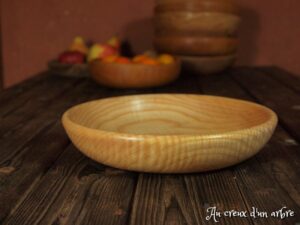 Assiette mi-creuse en frêne ondé 481