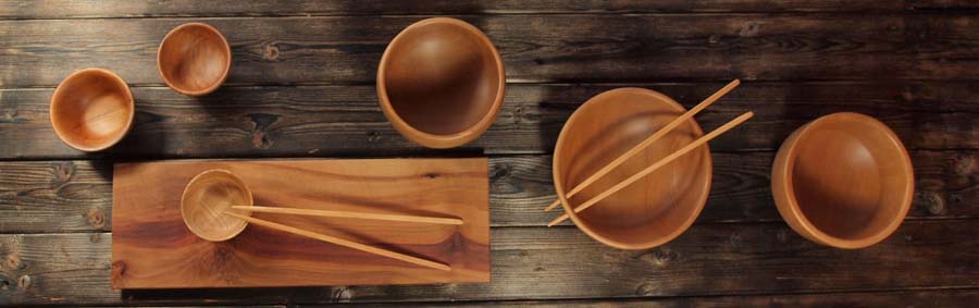 Un bol en bois pour manger, une planche à bois pour manger des sushi, sans oublier les baguettes en bois.