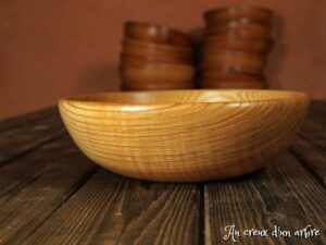 Assiette creuse en frêne olivier ondé 399