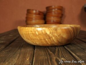 Assiette creuse en frêne olivier ondé 402