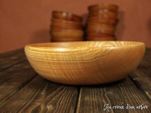 Assiette creuse en frêne olivier ondé 404