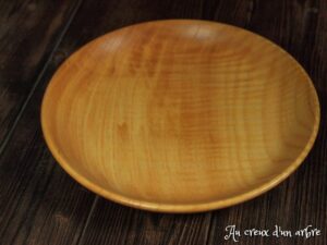 Assiette mi-creuse en frêne ondé 381