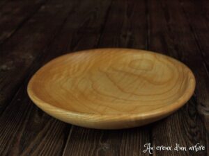 Assiette mi-creuse en frêne ondé 380