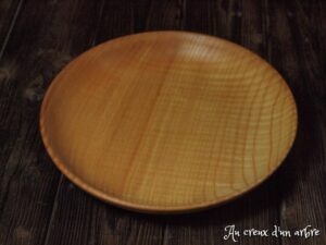 Assiette mi-creuse en frêne ondé 375