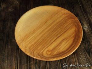 Assiette plate en frêne olivier ondé 343