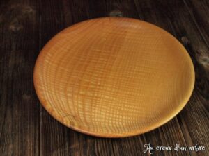 Assiette plate en frêne olivier ondé 367