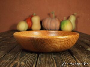 Assiette creuse en frêne olivier ondé 344