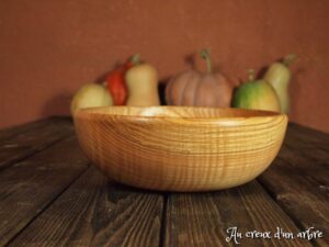 Assiette creuse en frêne olivier ondé 356