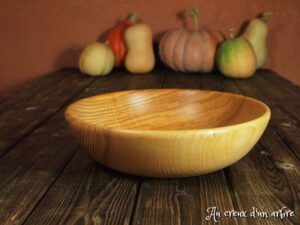 Assiette creuse en frêne olivier ondé 352