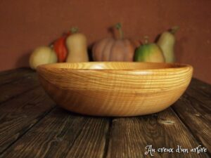 Assiette creuse en frêne olivier ondé 342