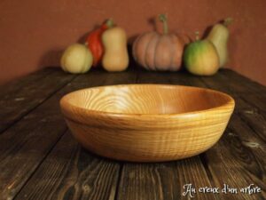 Assiette creuse en frêne olivier ondé 339