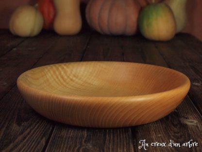Assiette mi-creuse en frêne ondé
