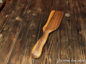 Spatule en bois de noyer