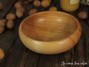 Assiette creuse en frêne olivier ondé 316