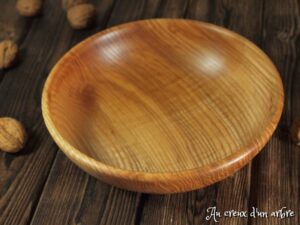 Assiette creuse en frêne olivier ondé 301