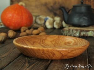 Assiette mi-creuse en frêne olivier ondé 297