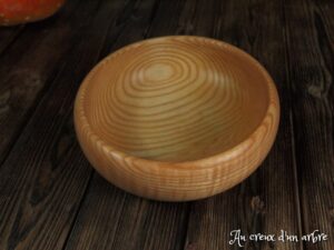 Assiette creuse en frêne ondé 284