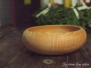 Assiette creuse en frêne ondé 280