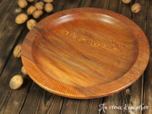 Plat sculpté en platane