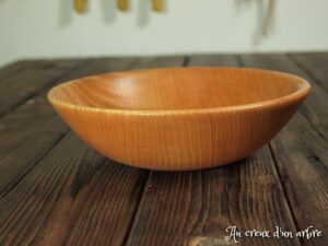 Assiette creuse en frêne ondé 275