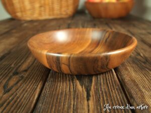 Assiette mi-creuse en noyer – Taille bébé, 2ème choix
