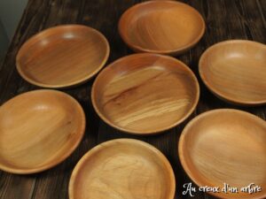 Assiette mi-creuse en platane, taille bébé 39