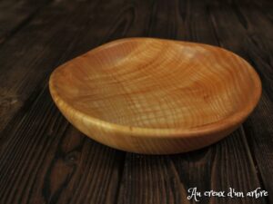 Assiette mi-creuse en frêne ondé 254