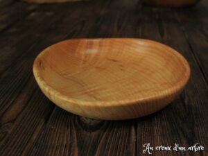 Assiette mi-creuse en frêne ondé 253